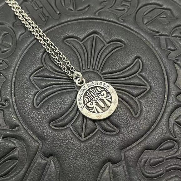 Crocodile Heart Holy Sword Round Cookie Pendant Necklace - Picture 1 of 4